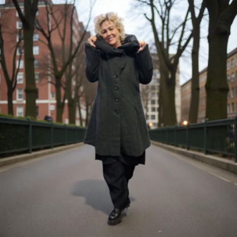 Warme mantel met grote ballonkraag / capuchon antraciet