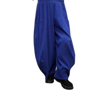 Broek Rinna blauw, in ballonvorm gemaakt van stretcher rib kwaliteit