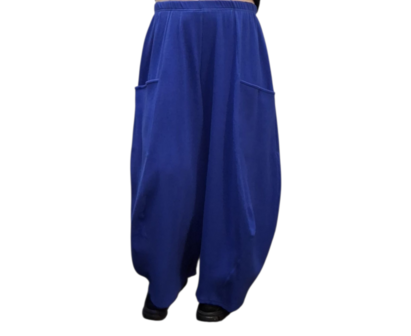 Broek Rinna blauw, in ballonvorm gemaakt van stretcher rib kwaliteit