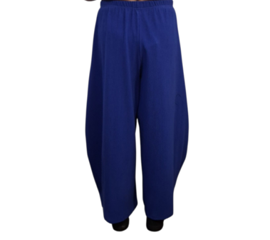 Broek Rinna blauw, in ballonvorm gemaakt van stretcher rib kwaliteit