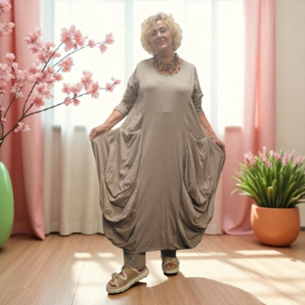 Aparte-lange jurk met grote zakken greige