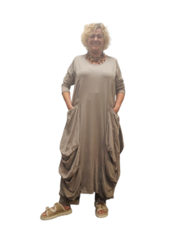 Aparte-lange jurk met grote zakken greige