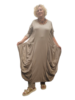 Aparte-lange jurk met grote zakken greige