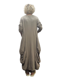 Aparte-lange jurk met grote zakken greige