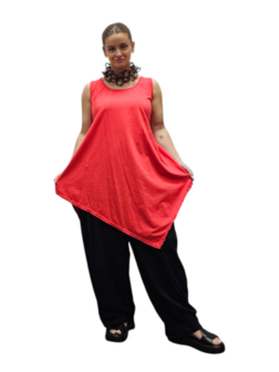 Topje koraalrood asymmetrisch uitlopend in een punt