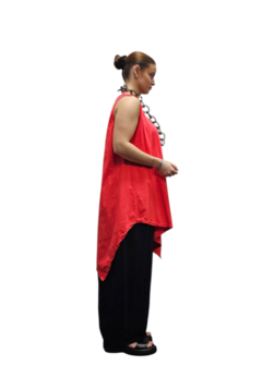 Topje koraalrood asymmetrisch uitlopend in een punt