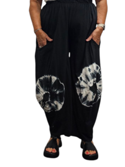 Ruime broek zwart met batikprint