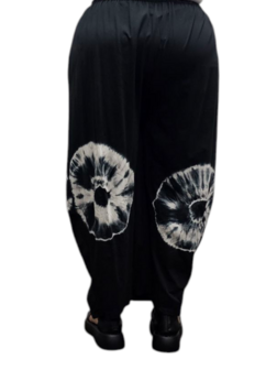 Ruime broek zwart met batikprint