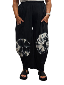Ruime broek zwart met batikprint