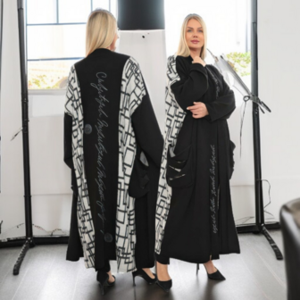 Aparte lange jas/vest zwart met letterprint