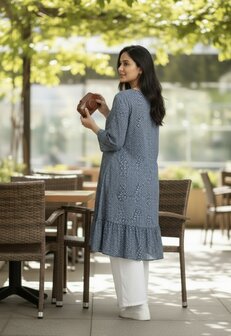 Olivia-ruim-Shirt,-Bloemen blauw