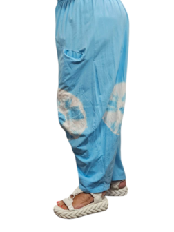 Ruime broek lichtblauw met batikprint