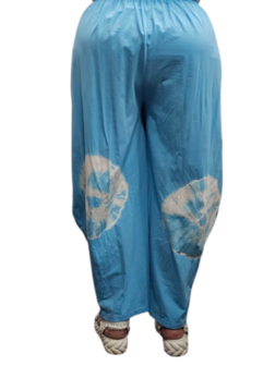 Ruime broek lichtblauw met batikprint