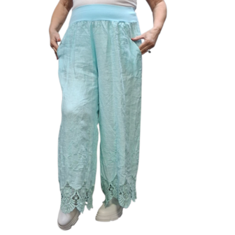 Wijde broek licht blauw met kanten zoom 100% linnen 