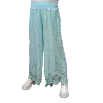 Wijde broek licht blauw met kanten zoom 100% linnen 