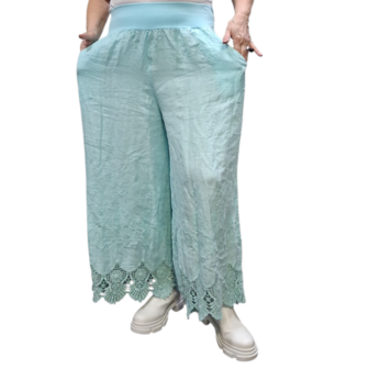 Wijde broek licht blauw met kanten zoom 100% linnen 