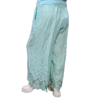 Wijde broek licht blauw met kanten zoom 100% linnen 