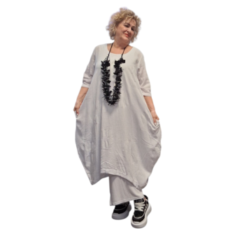 Jurk wit met steekzakken op voorpand 100% katoen 