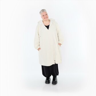 LoveEcho tussenjas in een rechte snit, gemaakt van fijne memory taft roomwit