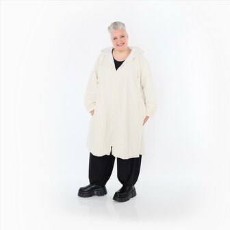 LoveEcho tussenjas in een rechte snit, gemaakt van fijne memory taft roomwit