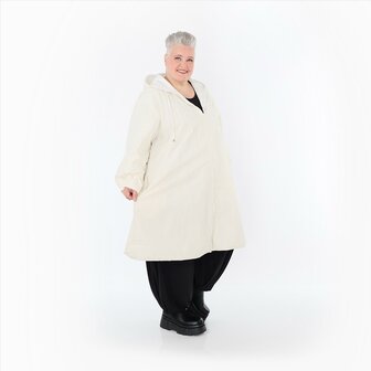 LoveEcho tussenjas in een rechte snit, gemaakt van fijne memory taft roomwit