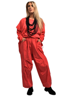 Broek, wijdvallend, rood, twee zakken, rekbare taille, ingestikte plooien