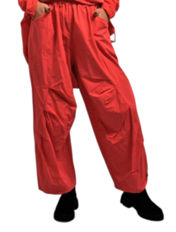 Broek, wijdvallend, rood, twee zakken, rekbare taille, ingestikte plooien
