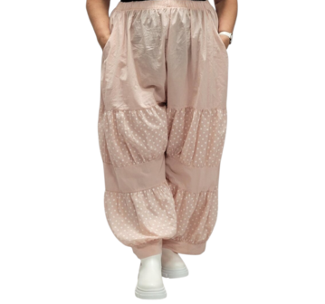 Gedrapeerde-broek-poeder-roze-met-stippen-steekzakken