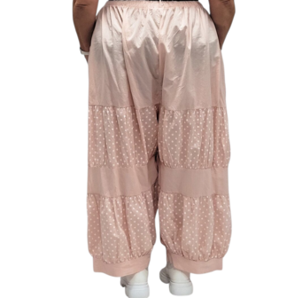 Gedrapeerde-broek-poeder-roze-met-stippen-steekzakken