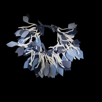 Fantasie ketting  jeansblauw in de vorm van blaadjes
