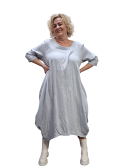 Jurk ijsblauw met steekzakken op voorpand 100% katoen 