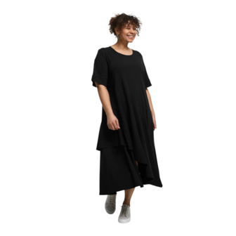 'Valeria' Jurk &ndash; vloeiend, modern &amp; vrouwelijk zwart