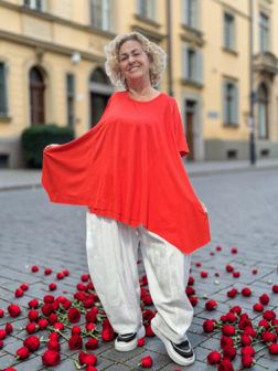 Basic-shirt-A-lijn-Rood met deelnaden