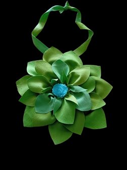 Handgemaakte ketting groen met grote bloem