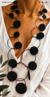 Handgemaakte ketting zwart met rood/zwarte ringen