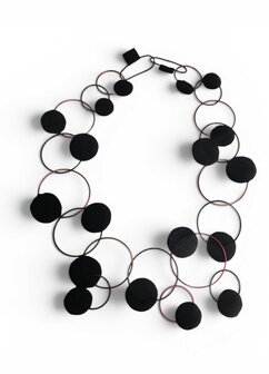 Handgemaakte ketting zwart met rood/zwarte ringen