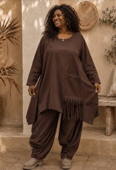Een eigentijdse tuniek choco met asymmetrische zoom 