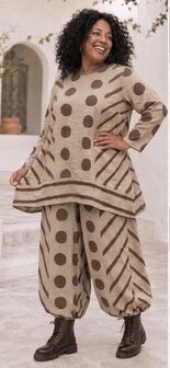 Tijdloze-tuniek,-Zand-met-unieke-Printdetails