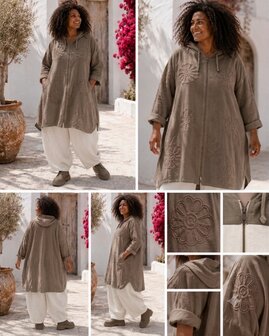 Taupe kleurige jas met ton-sur-ton bloemen in reli&euml;f