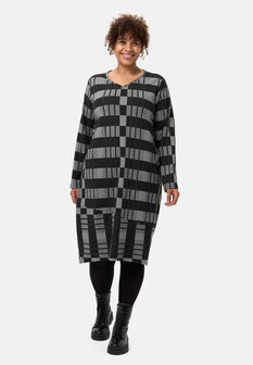 Jurk 'Karina' - V-hals en modern ruitpatroon