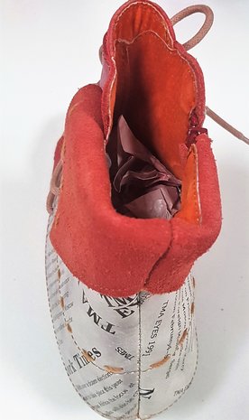 Leuke halfhoge schoen met veter, rood met letter print en leuke details, suedine-achtige flap om enkel
