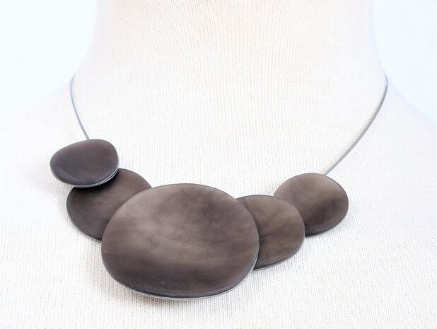 Ketting, taupe, 5 cirkels van schelp/metaal.