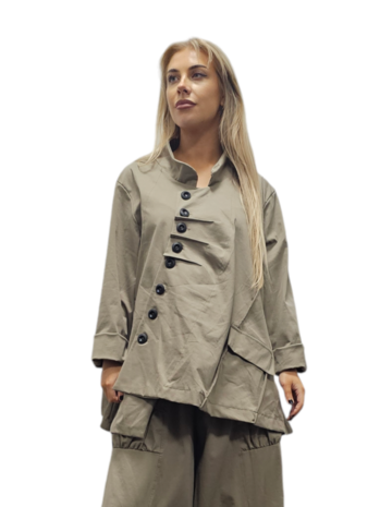 Jas-blouse-zandkleurig-asymmetrisch