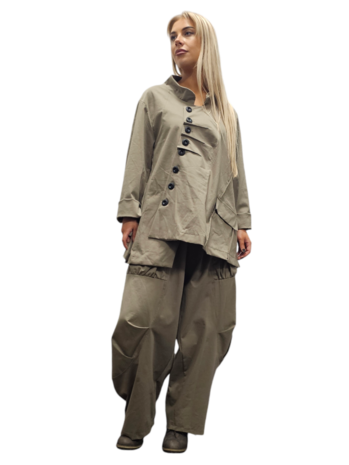 Jas-blouse-zandkleurig-asymmetrisch