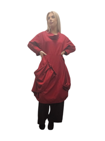 Tuniek- jurk-rood-met-leuke-details