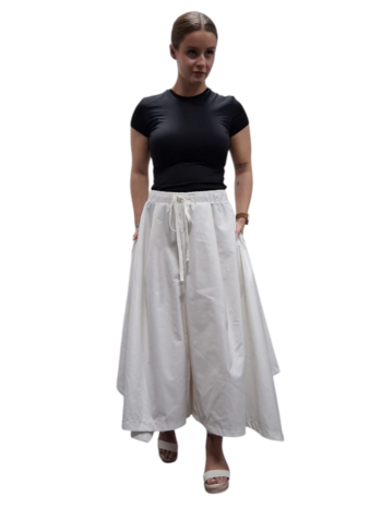 Ruime broek-wit-asymmetrische zoom en strikkoord