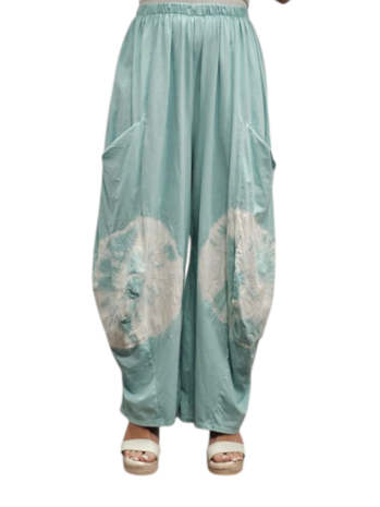 Ruime broek mintgroen met batikprint