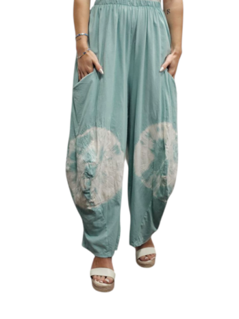 Ruime broek mintgroen met batikprint