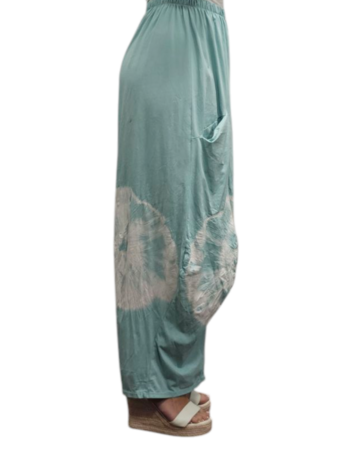 Ruime broek mintgroen met batikprint