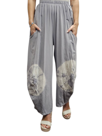 Ruime broek grijs met batikprint